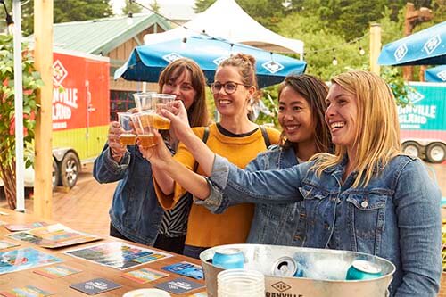girls in a brindis with granville beers