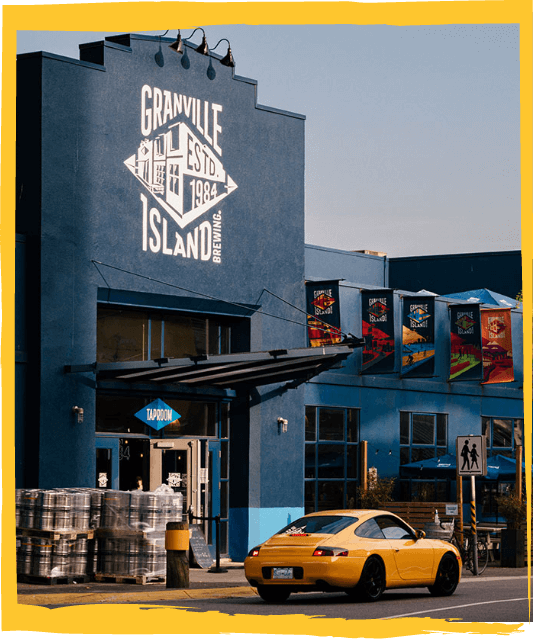 bâtiment de la brasserie Granville avec une voiture de sport jaune à l'avant